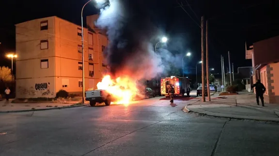 Una camioneta se incendió durante la madrugada en barrio Pueyrredón