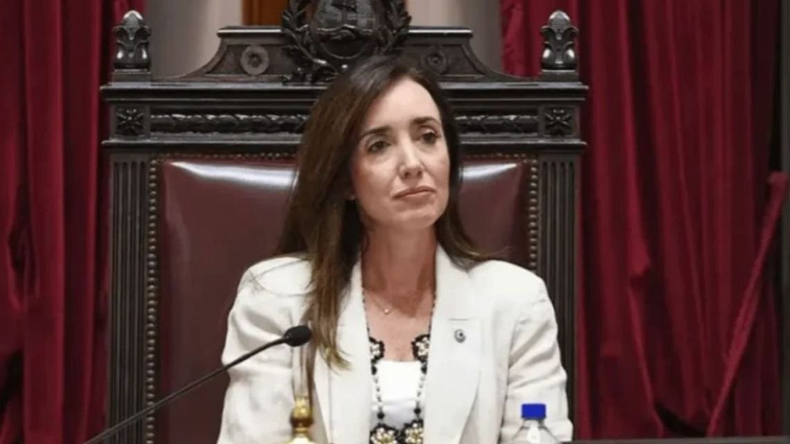 "Una cascada de éxitos": Victoria Villarruel saludó a un seguidor con un dardo para Manuel Adorni