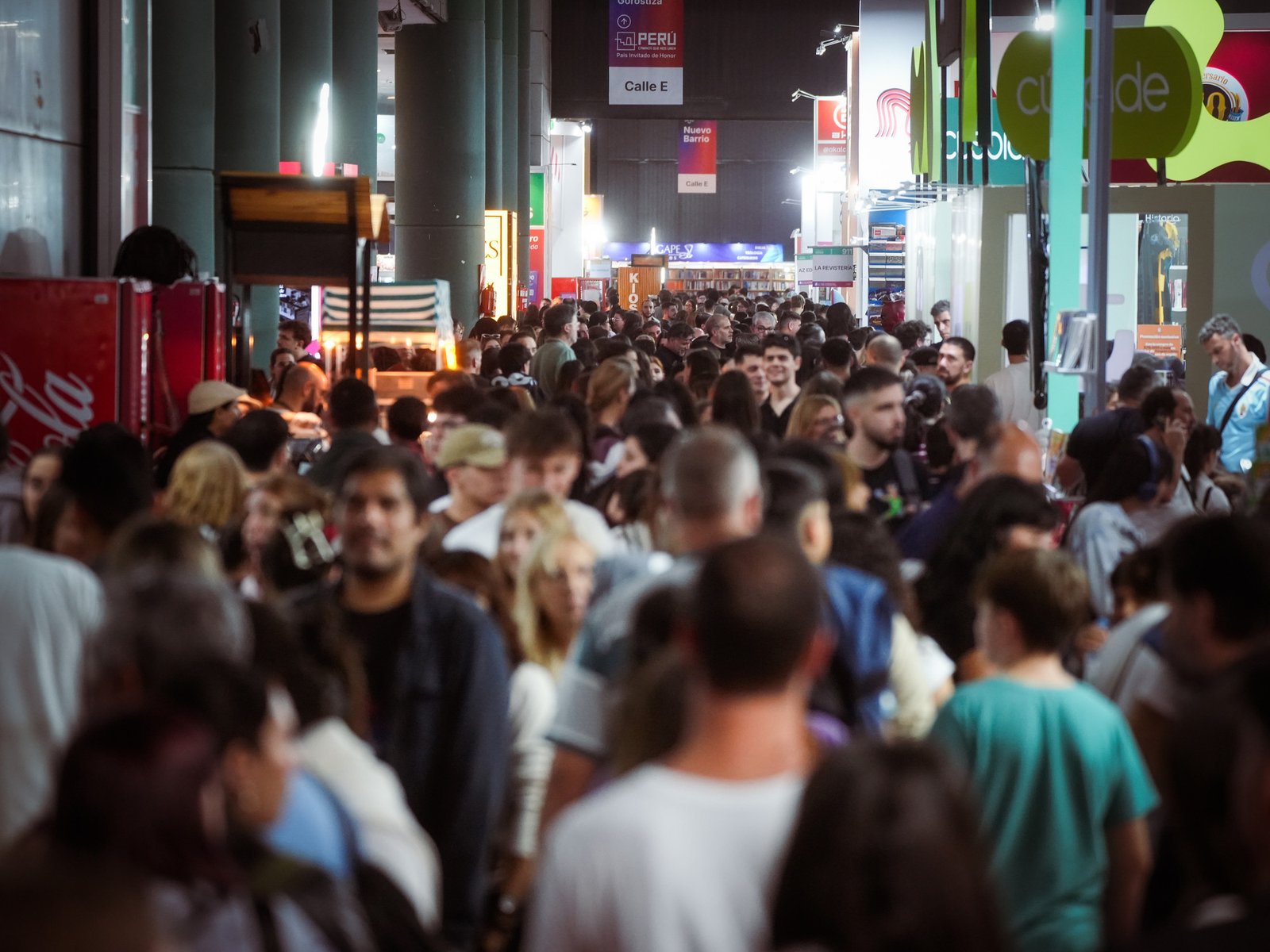 Una multitud llenó la Feria del Libro en un feriado a pleno y con buenas ventas