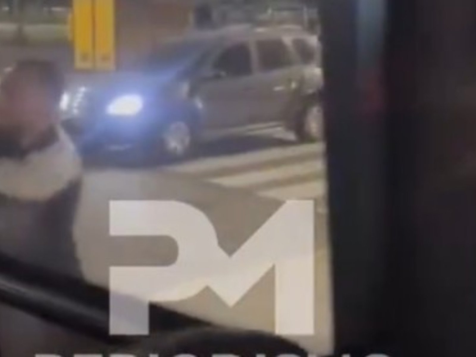 Una pelea de tránsito terminó con un conductor atacando a palazos un colectivo en Constitución: "¡Nos llenaste de vidrios!"