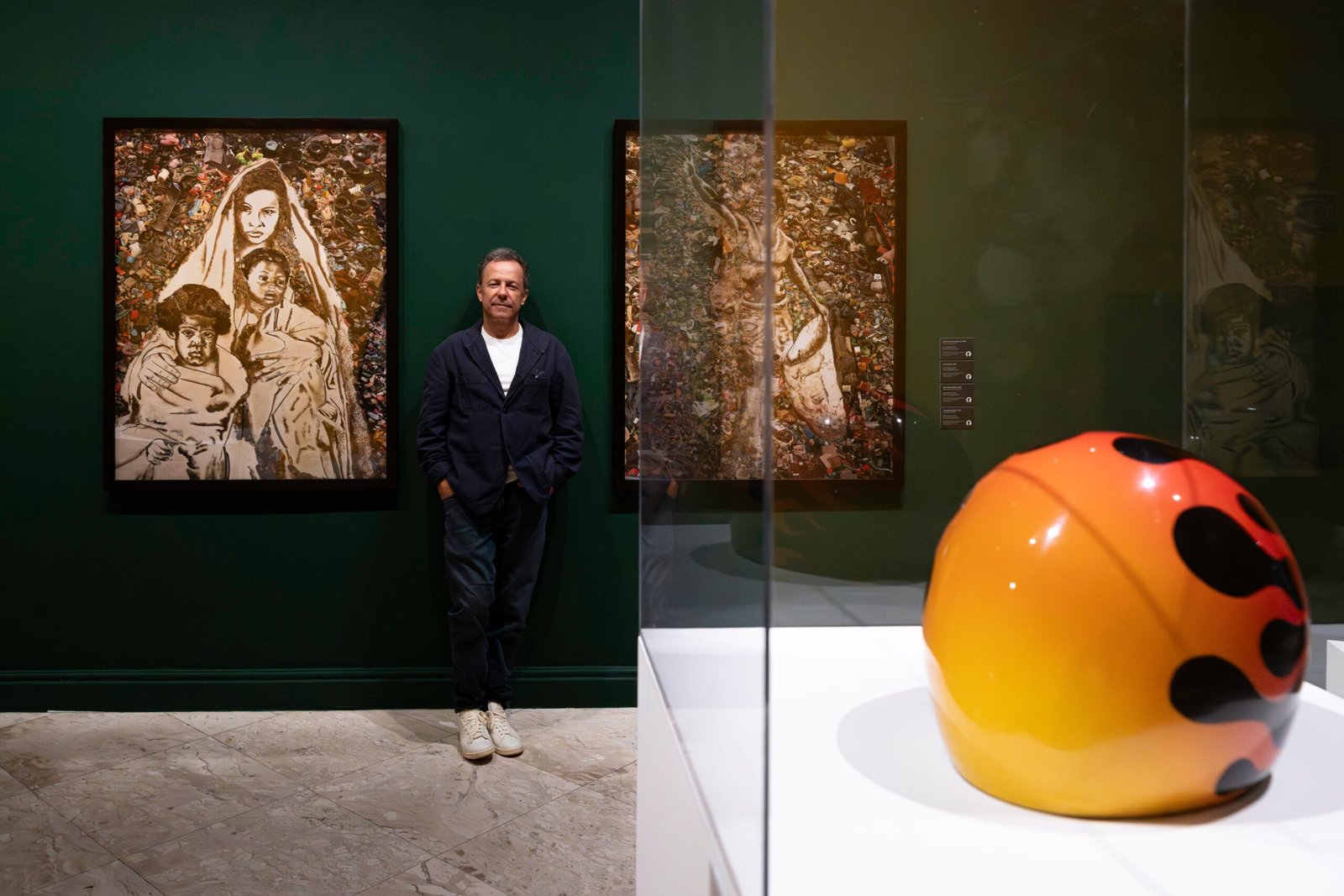 El artista Vik Muniz posa, esta semana, ante varias de las obras incluidas en la retrospectiva que le dedica el CCBB (Centro Cultural Banco do Brasil), en Río de Janeiro.