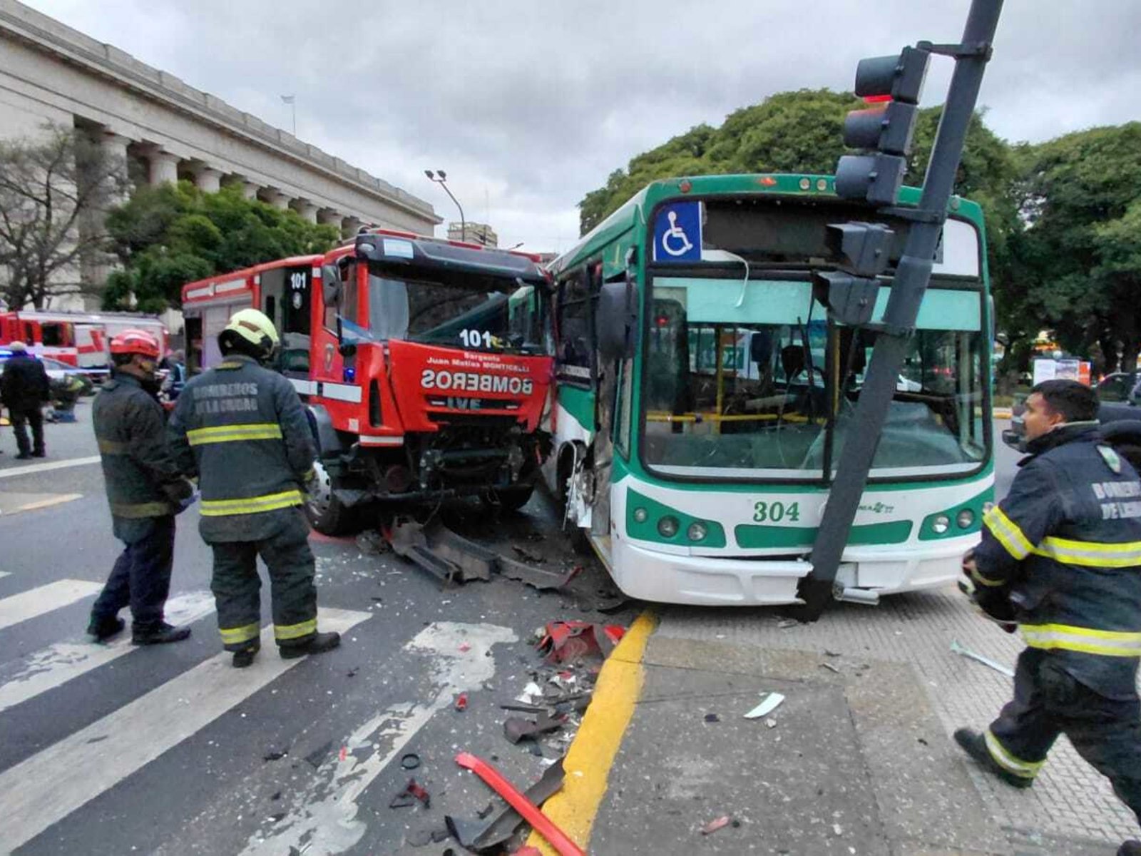 Violento choque entre un colectivo y un camión de bomberos en San Telmo: hay nueve heridos