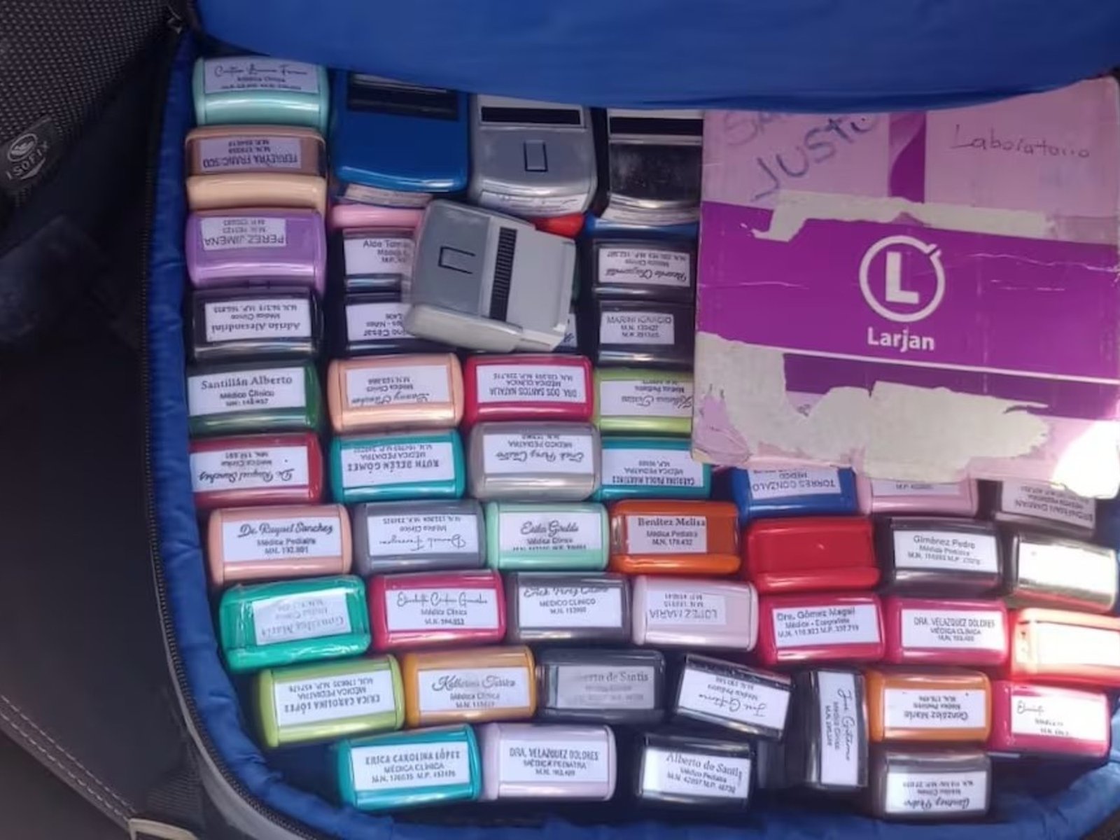 ahora le encontraron una valija llena de sellos