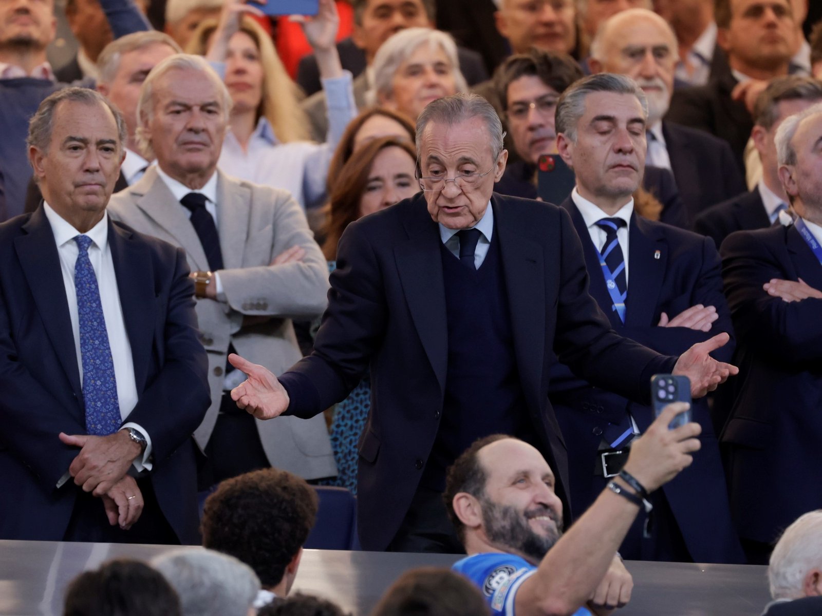 banderas y tensión cara a cara entre hinchas del Real Madrid y el presidente en medio del escándalo de Valverde-Tchouameni