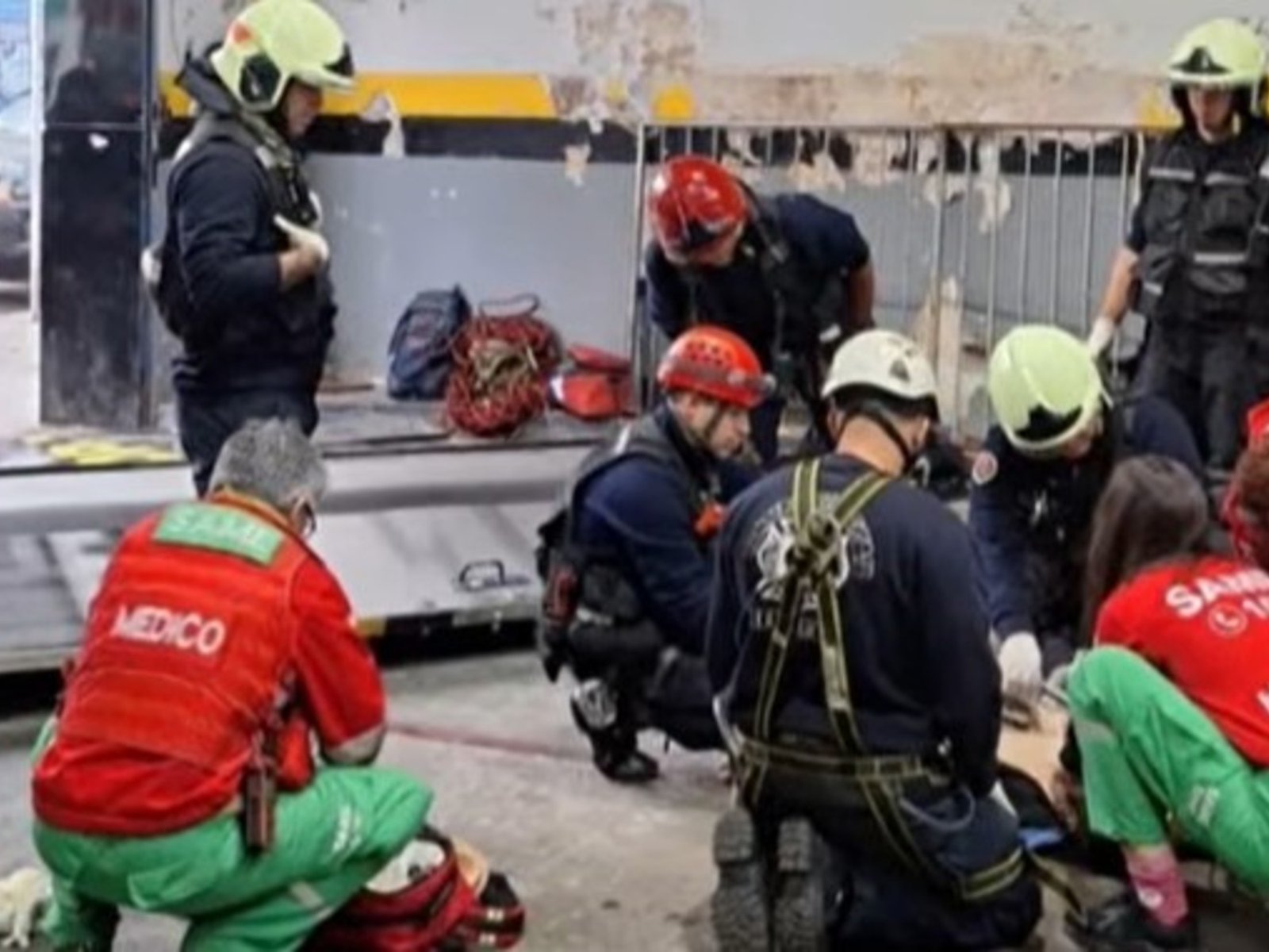 cayó el portón de una gomería y mató a un hombre