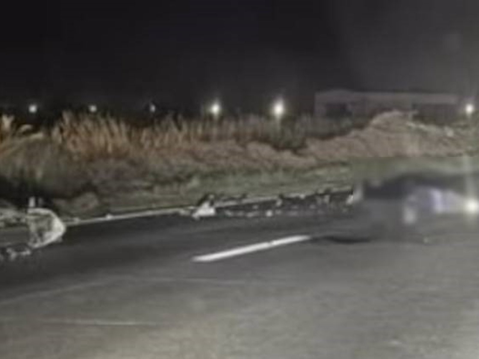 chocó con un perro, cayó en la ruta y lo atropellaron dos camionetas