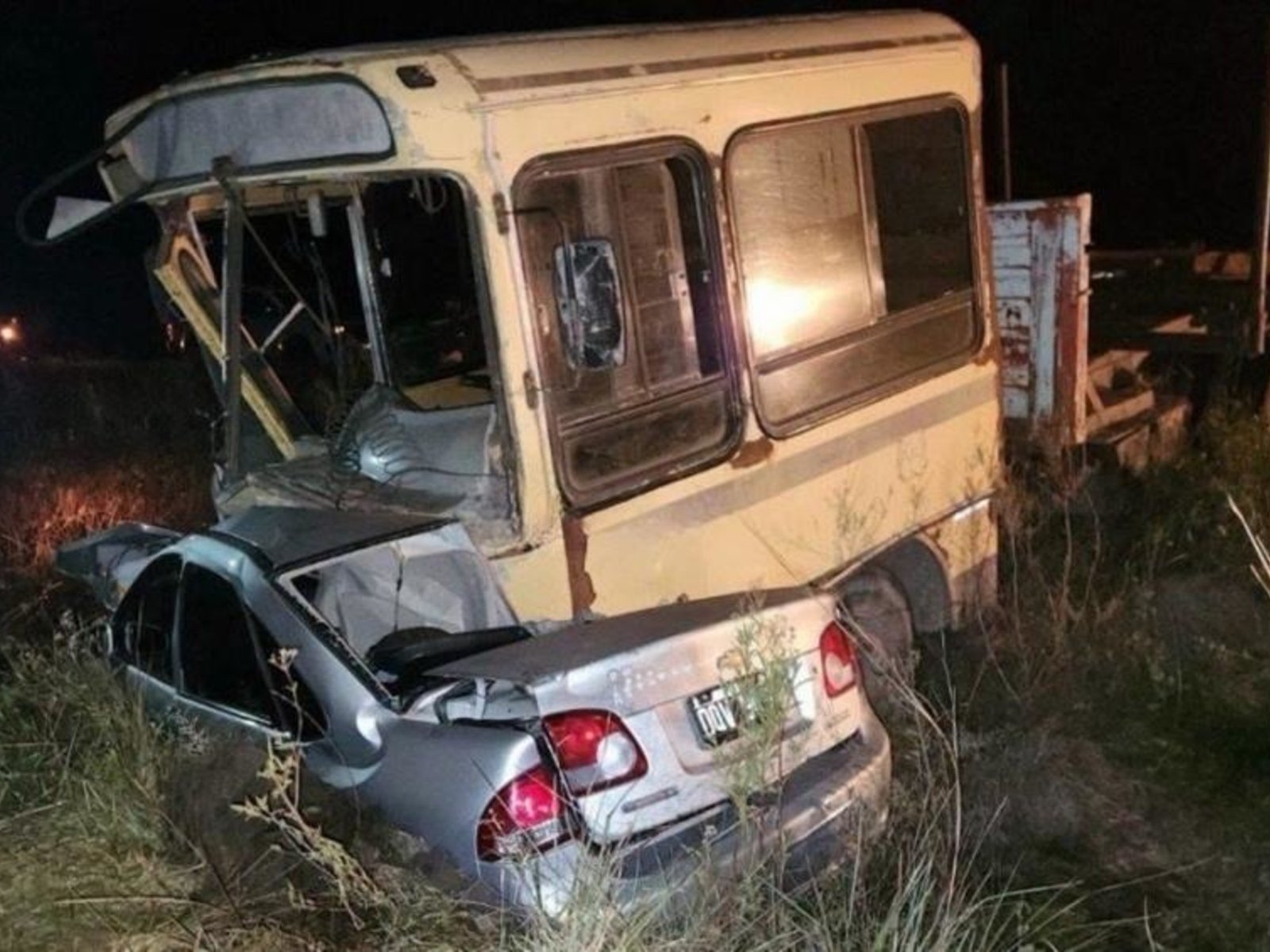colisionaron de manera frontal un auto y un camión con acoplado