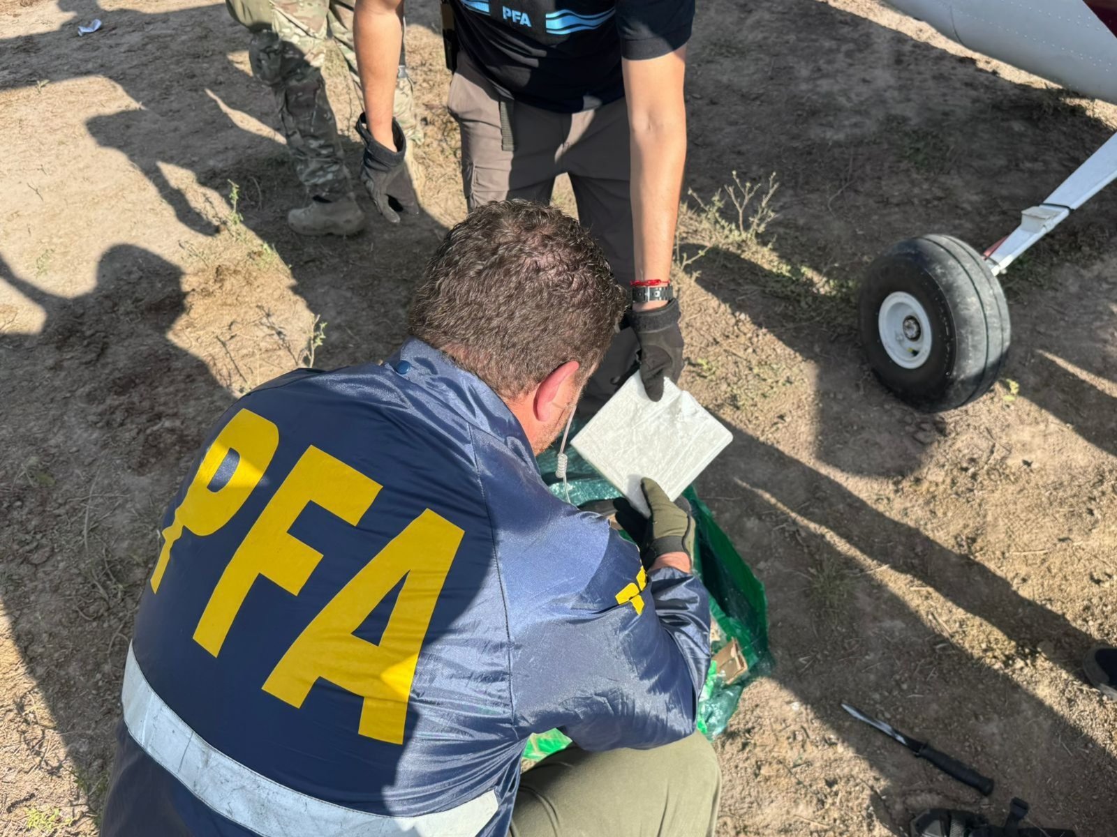 desmantelan una red con ayuda de la DEA y secuestran 400 kilos de cocaína que llegaron en avioneta
