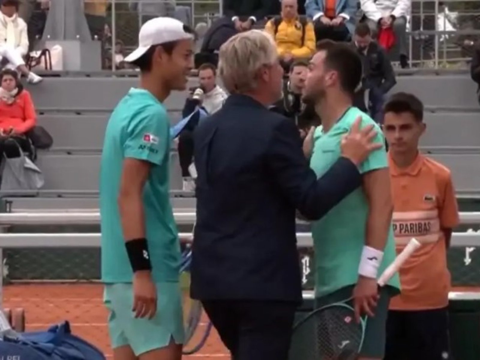 dos jugadores terminaron a los gritos y tuvieron que ser separados tras su partido de la qualy
