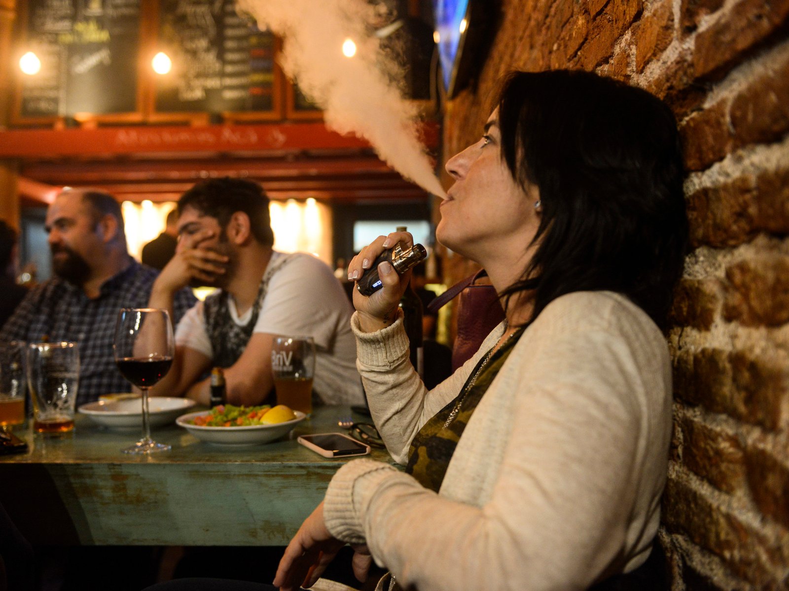 el Gobierno regula la venta de vapeadores, bolsitas de nicotina y tabaco calentado