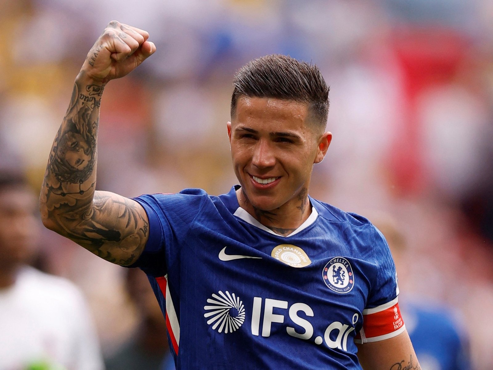 el equipo de Enzo Fernández recibe al de Nico Domínguez en un partido clave por la Premier League