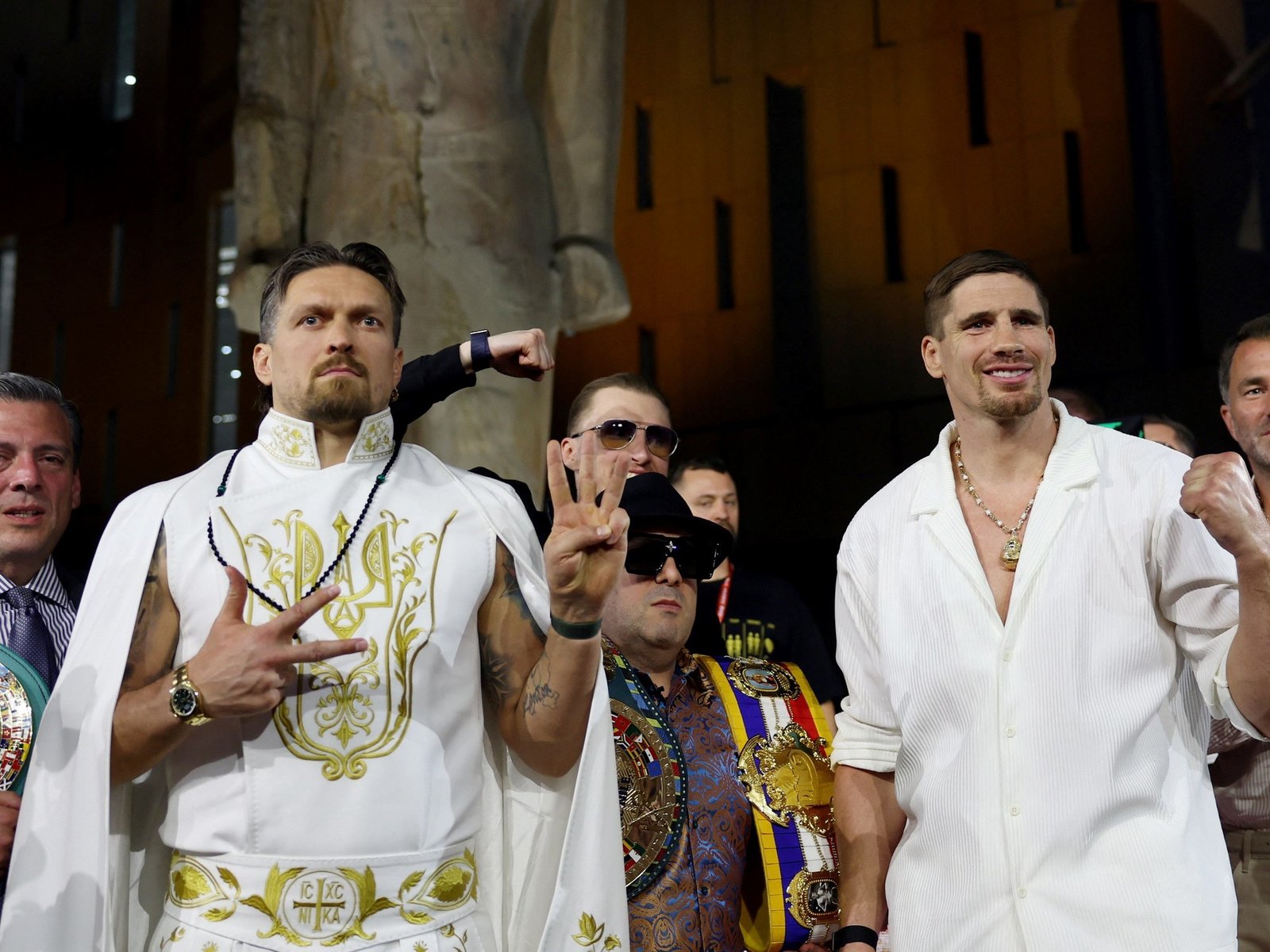 el rey de los pesados pelea contra un kickboxer al pie de las pirámides de Egipto