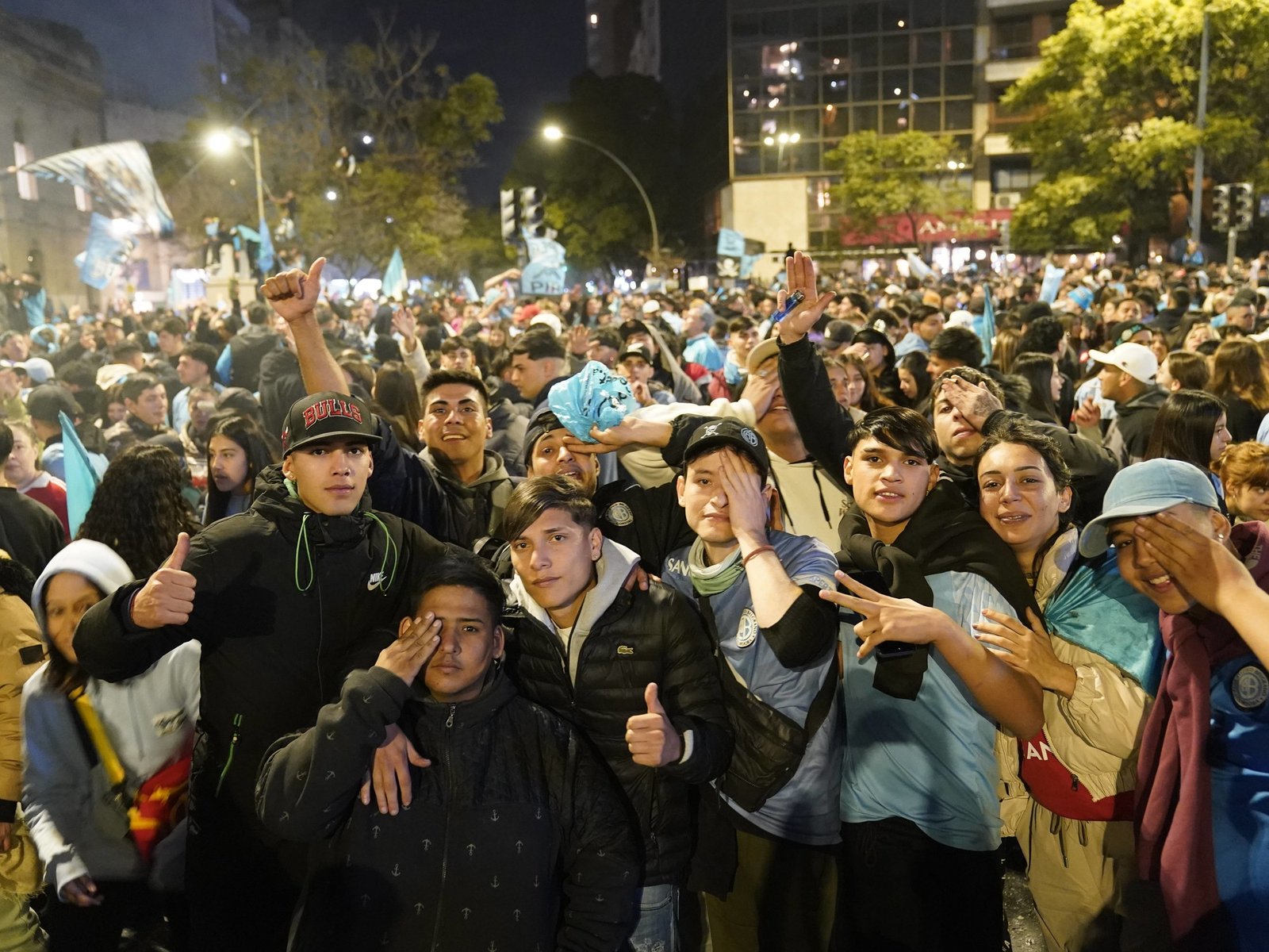 empieza la caravana de los festejos con los jugadores y los hinchas para teñir de "Celeste" a Córdoba