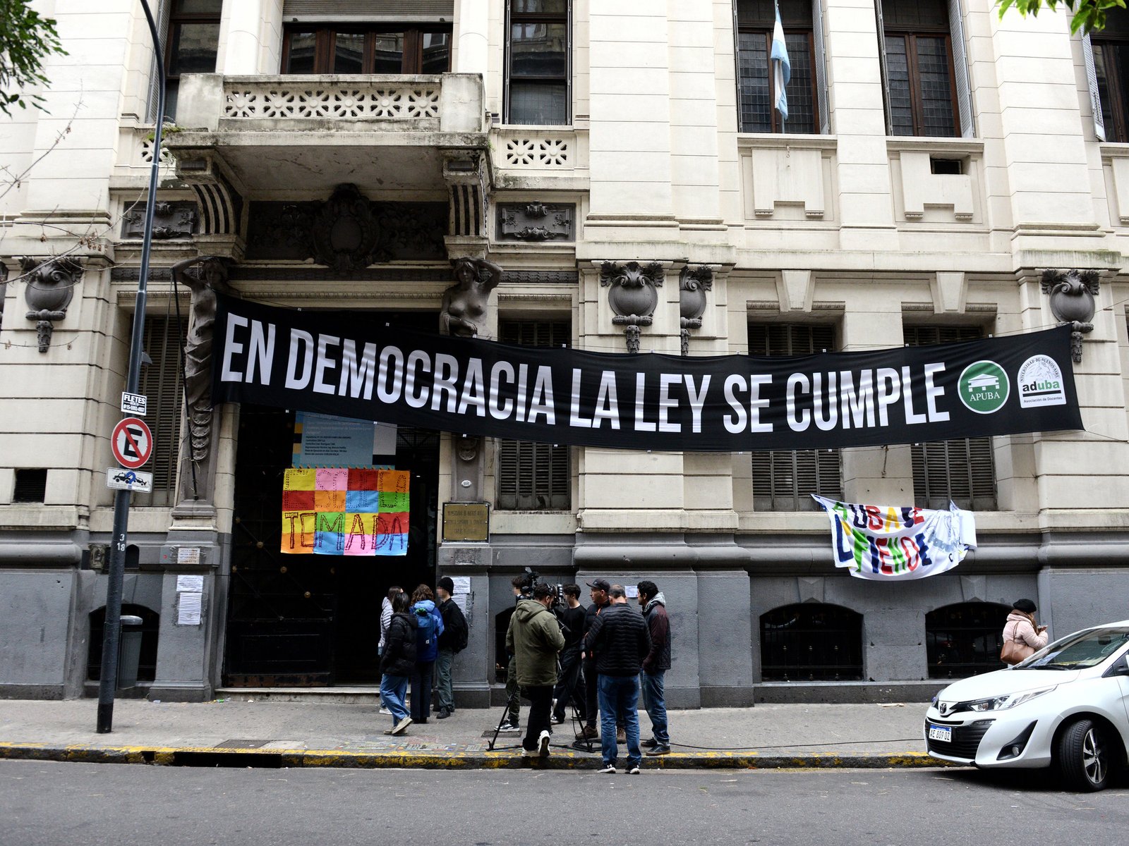 en el Nacional Buenos Aires se levantó la medida, pero el Carlos Pellegrini mantiene la protesta en reclamo por la Ley de Financiamiento Universitario