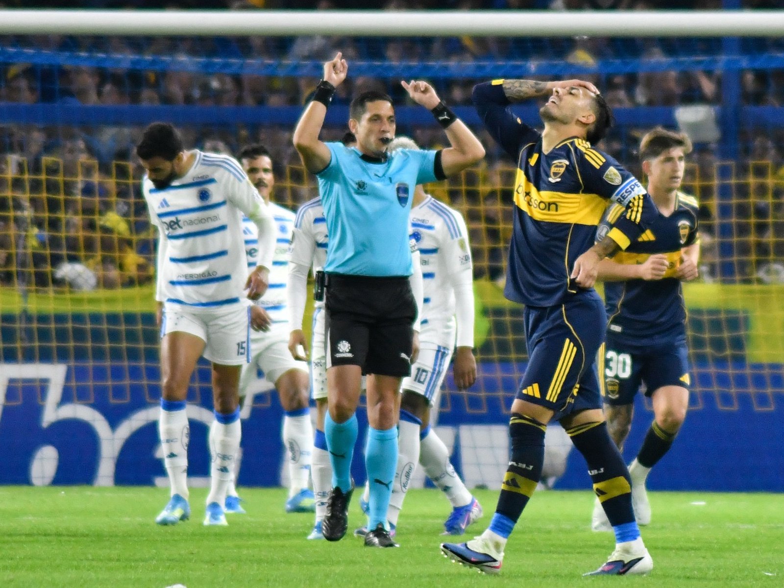 gol anulado y penal reclamado en la última jugada para complicarse en la Libertadores