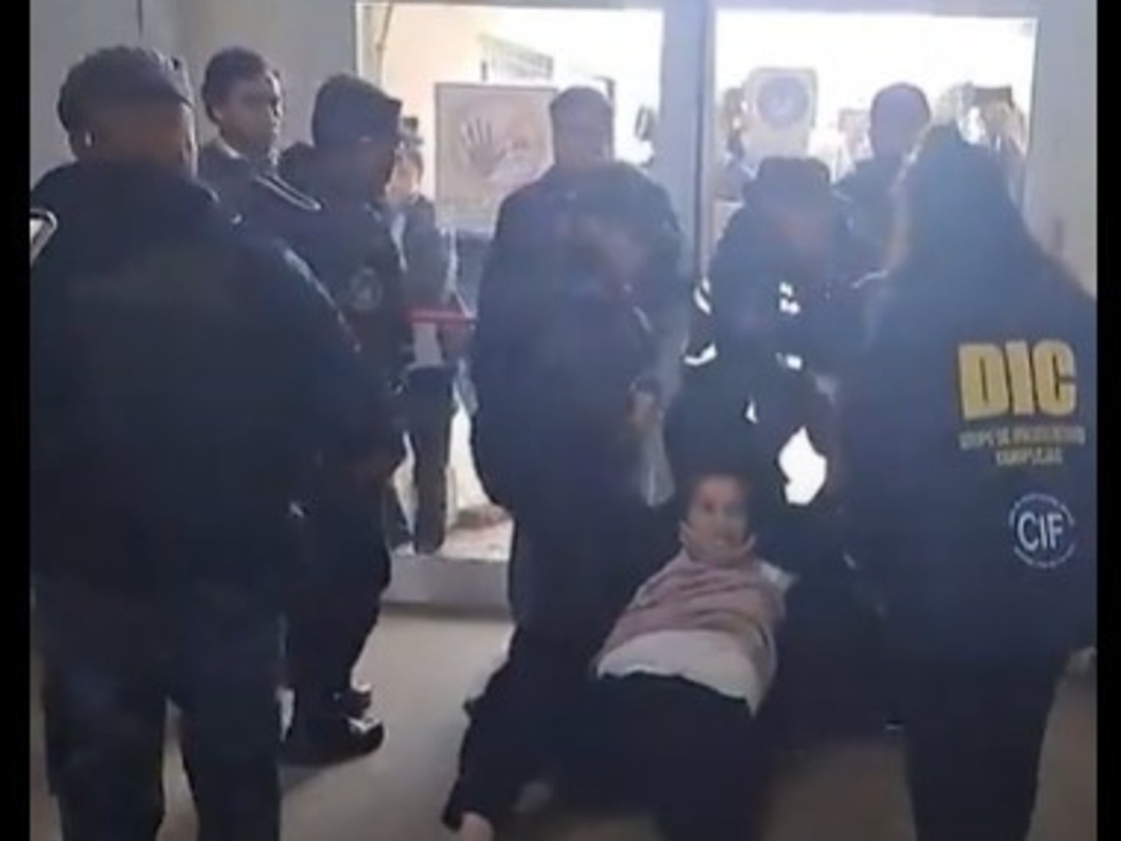 gritos, forcejeos y polémica por un hisopado en el caso del doble crimen de las turistas francesas