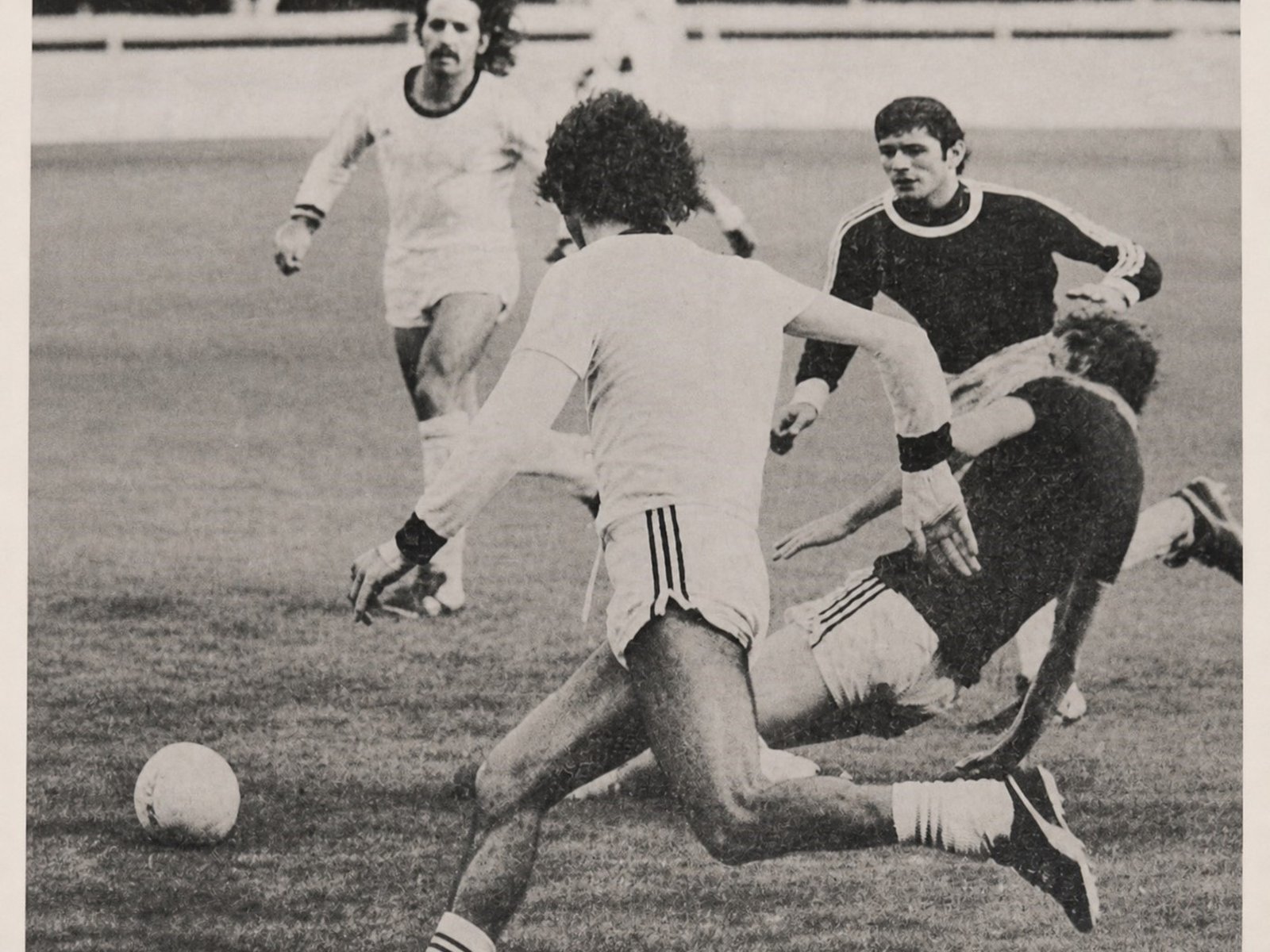 la Selección prueba el césped del Mundial y Maradona les hizo un gol a los titulares