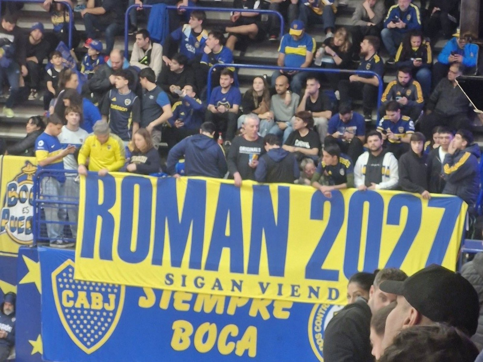 la bandera a favor de Riquelme que se vio en Boca tras la caída copera y la interna política que asoma