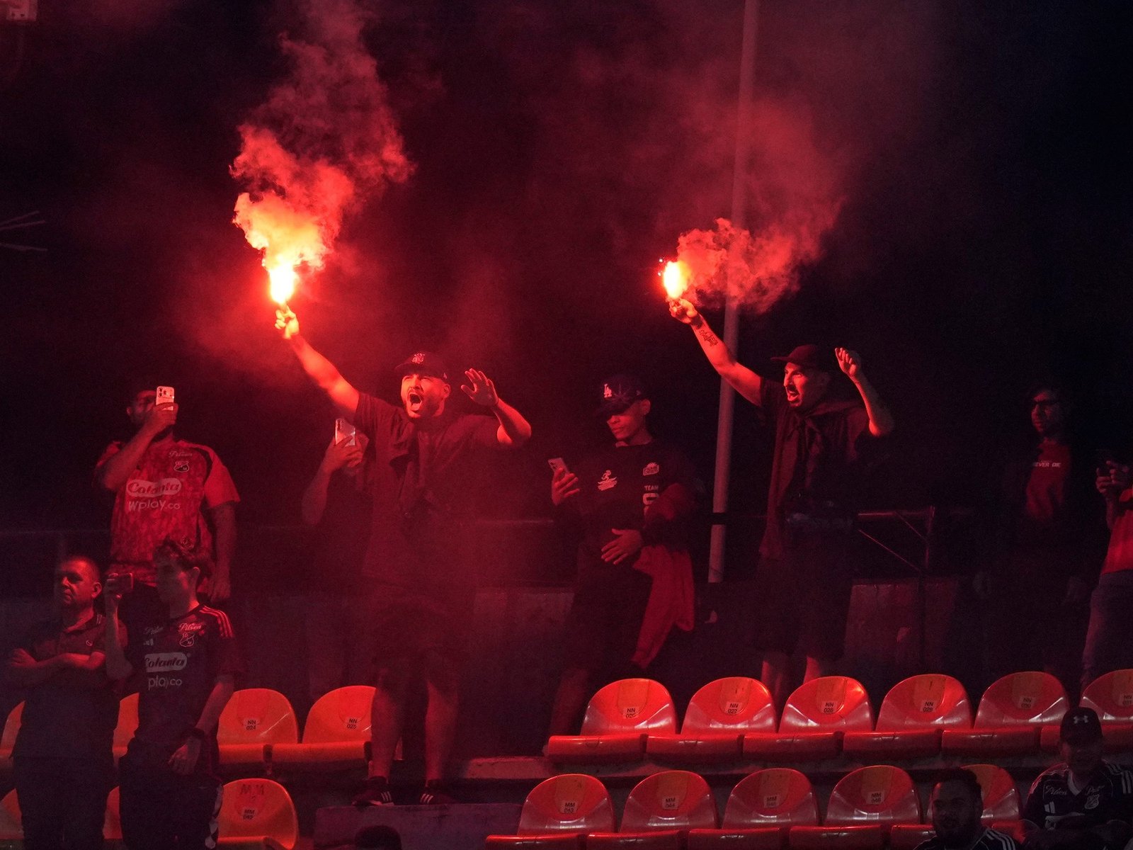 la barra del DIM generó disturbios y se suspendió el partido por la Libertadores ante Flamengo