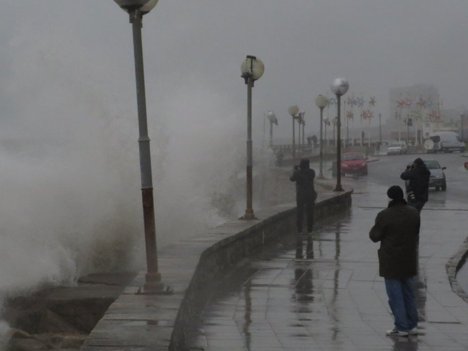 olas de más de siete metros, balnearios destruidos y el alerta naranja continúa