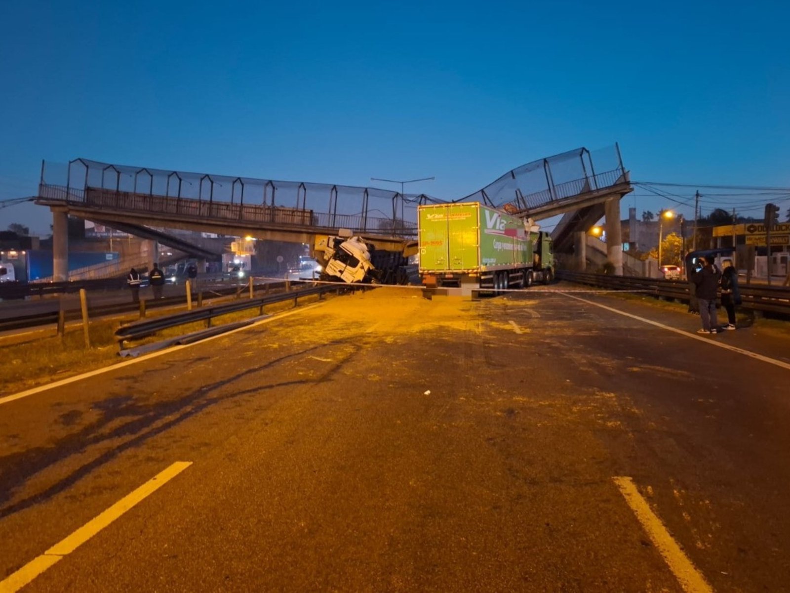 otro camión quedó atrapado bajo la estructura
