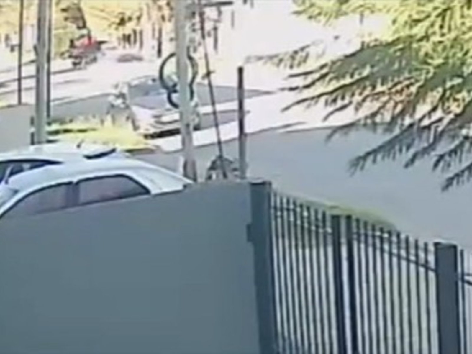 se conoció el video del accidente que sufrió el chico de 15 años antes de ser golpeado por un vecino