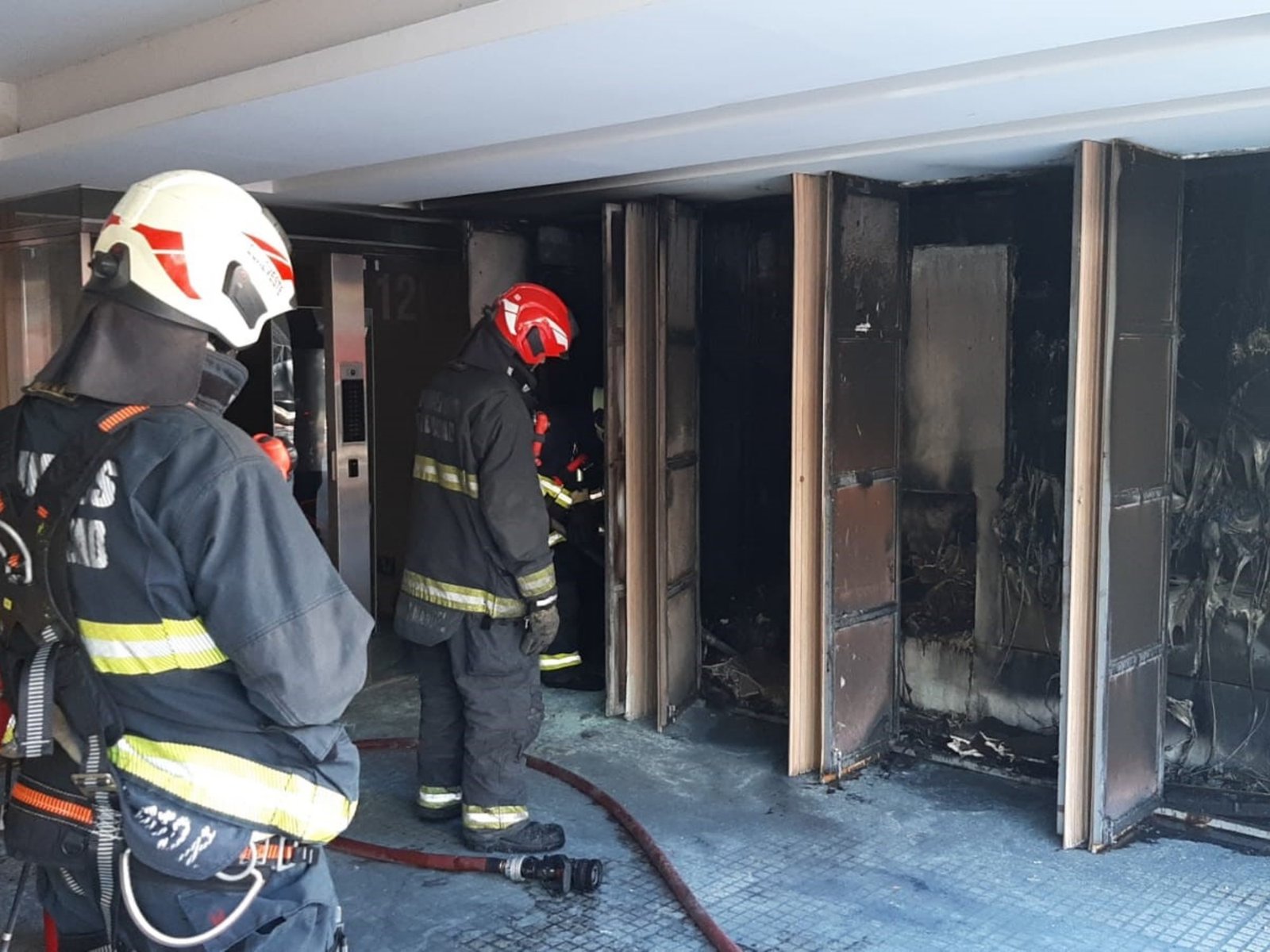 se prendió fuego el tablero eléctrico, el edificio se llenó de humo y una familia se evacuó en la terraza