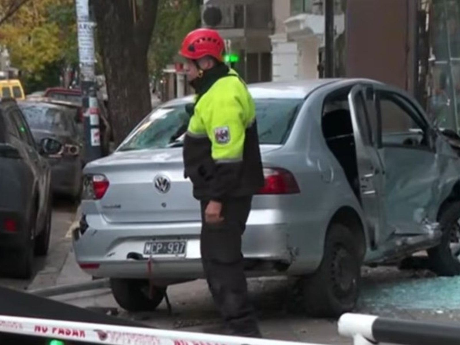 un auto chocó a otro, arrancó un poste de luz y se incrustó en un local