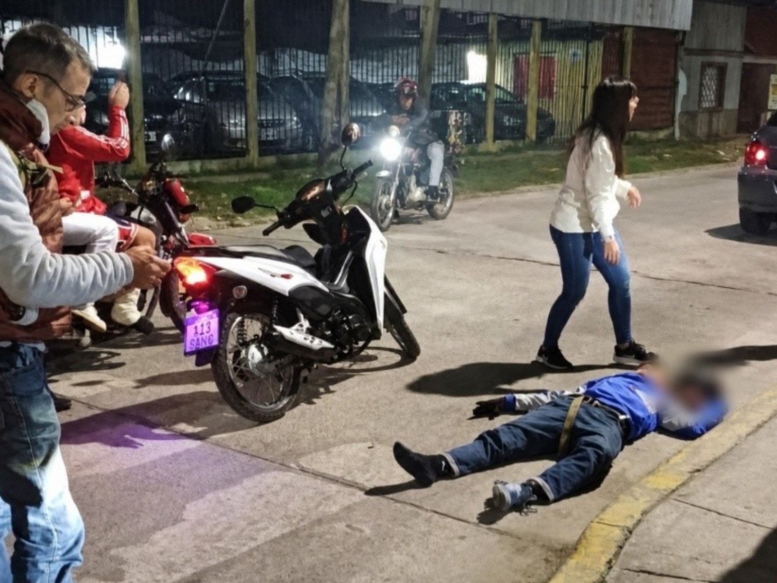 un comisario abatió a tiros a un joven de 16 años e hirió a otro en un intento de robo motochorro