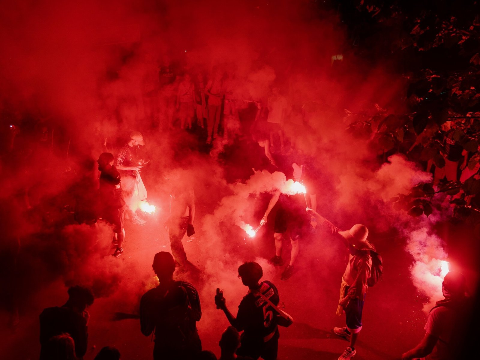 un muerto, 780 detenidos y más de 270 heridos durante los festejos en Francia