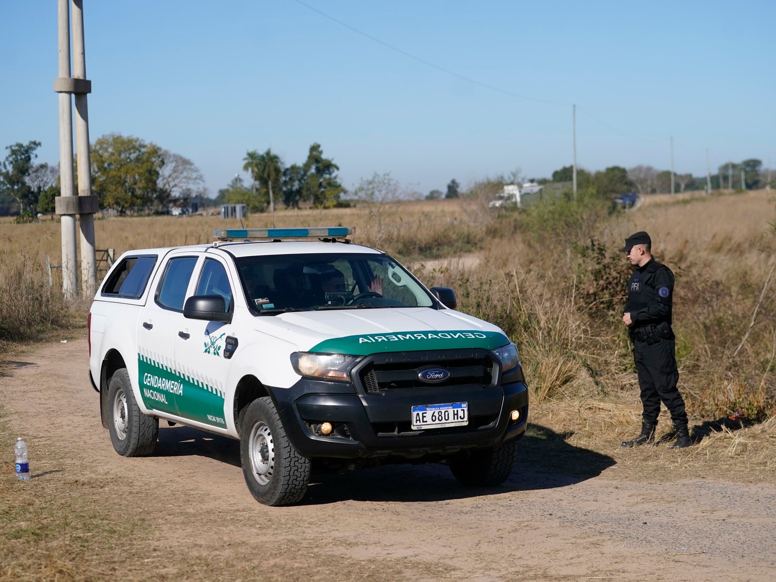 una avioneta secuestrada, tiroteo, autos quemados y un gendarme atropellado
