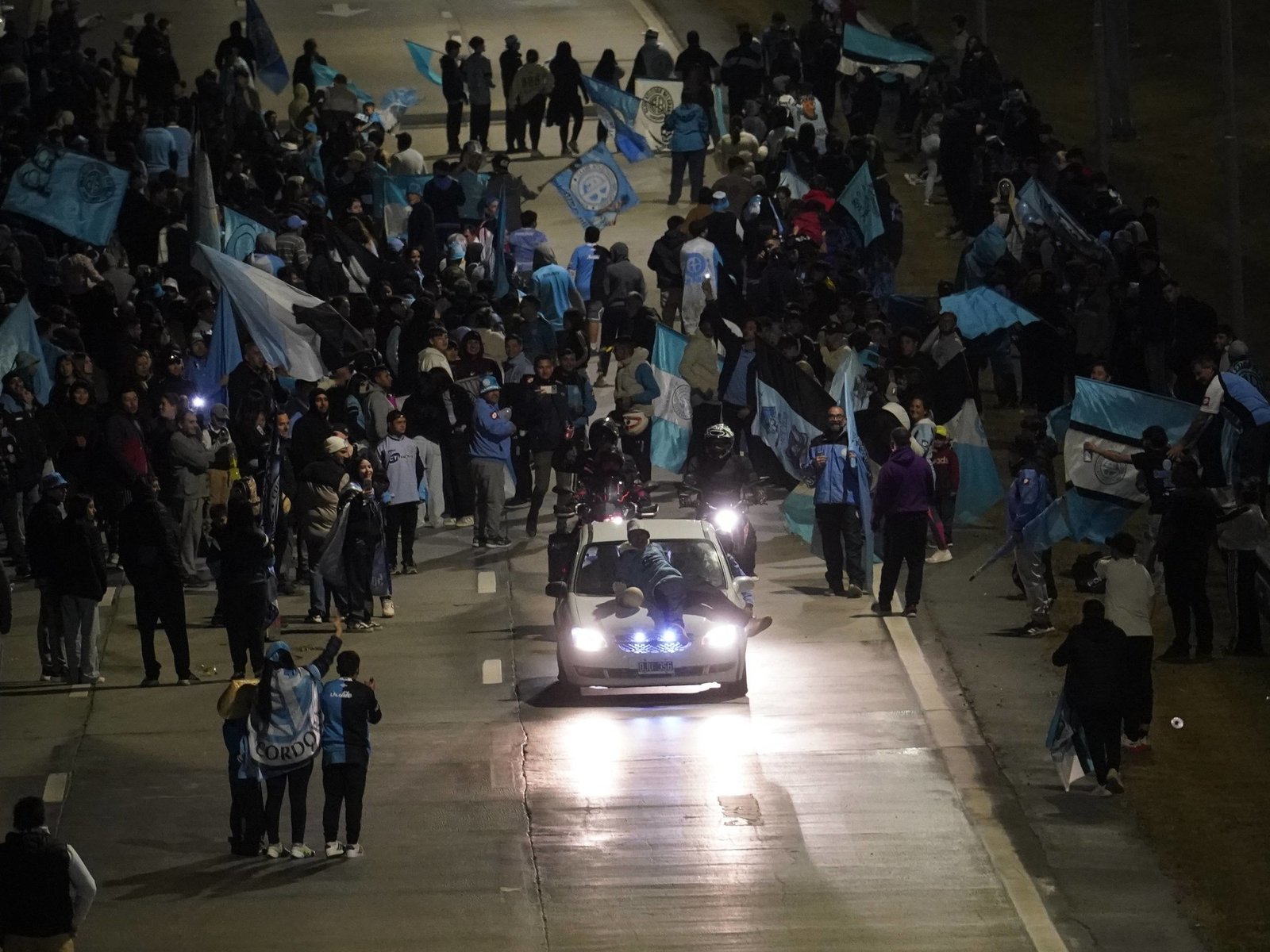 una marea celeste acompañando a los campeones y un blooper que por poco no terminó en tragedia