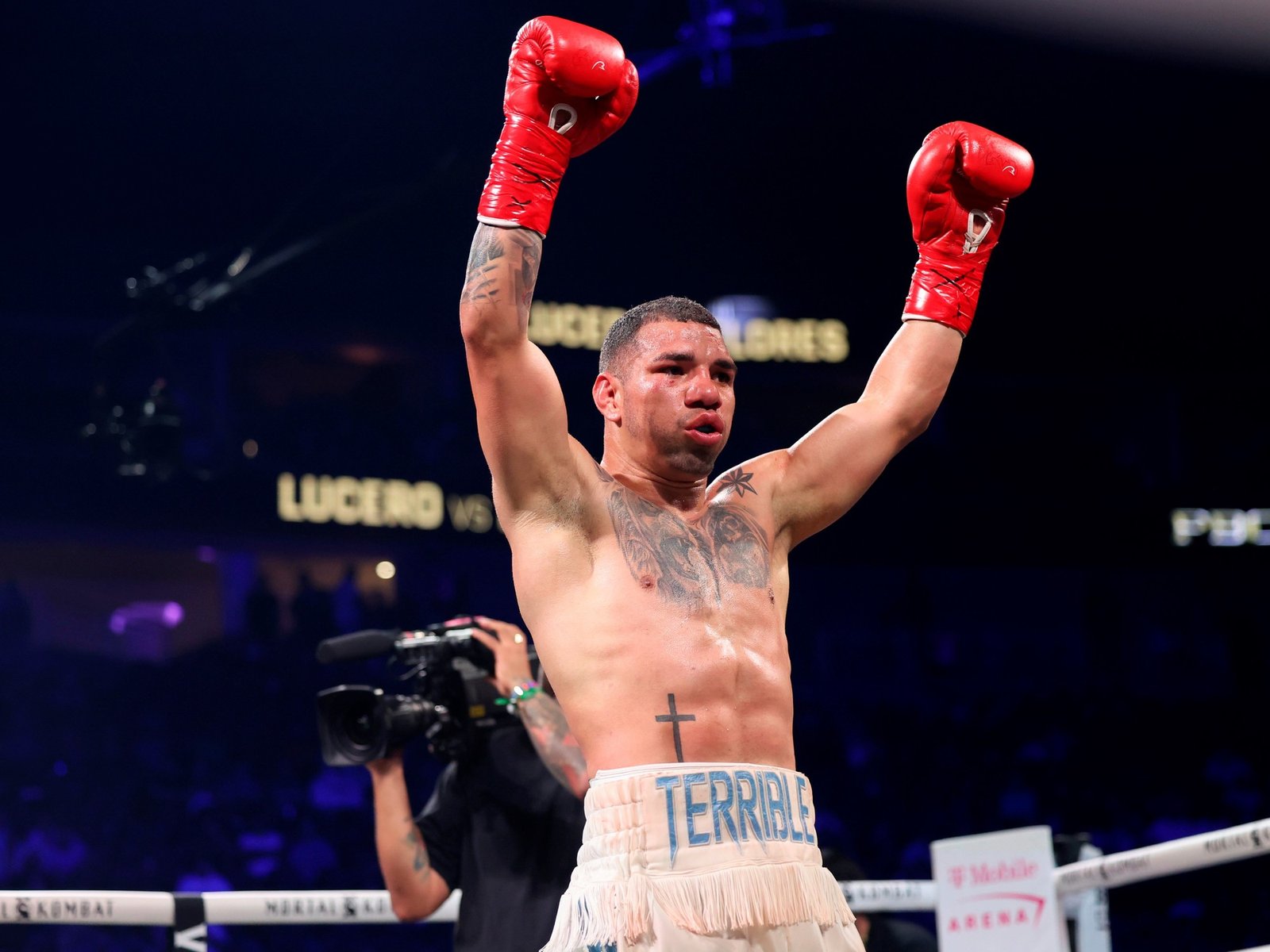 venció por decisión unánime al invicto Isaac Lucero