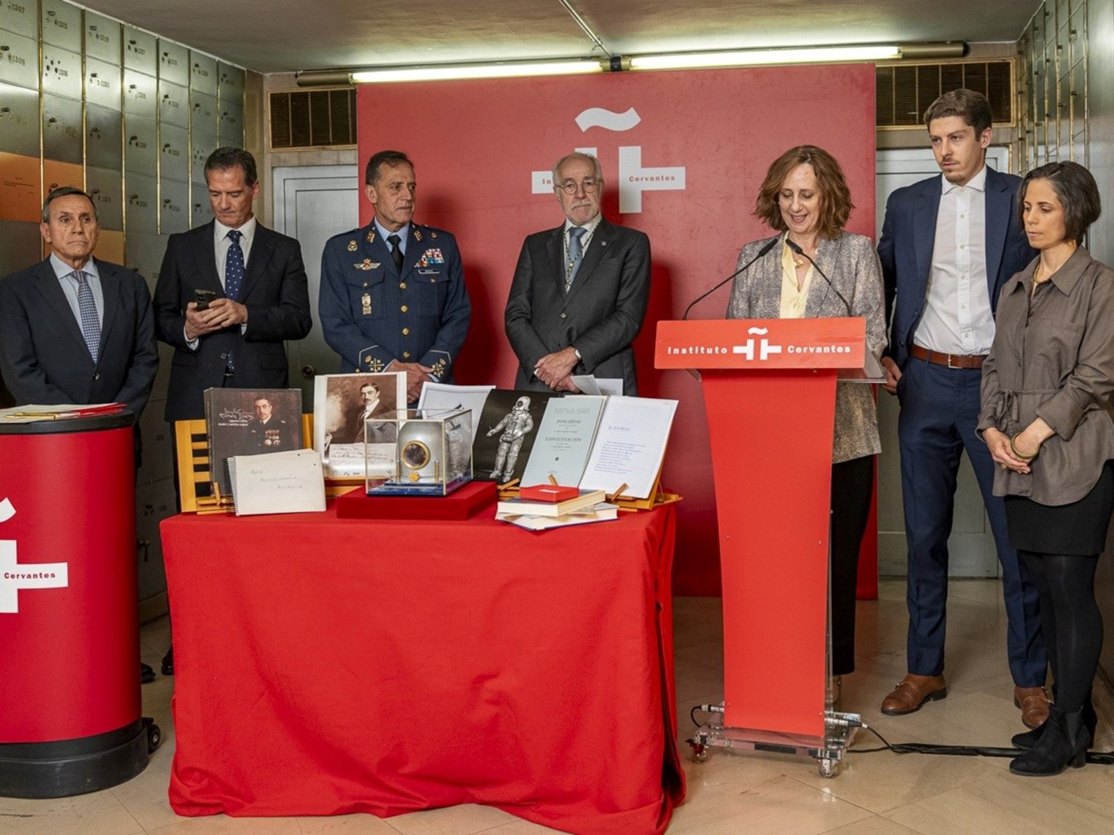 ¿Qué hace una escafandra precursora del traje espacial en la Caja de las Letras del Instituto Cervantes?