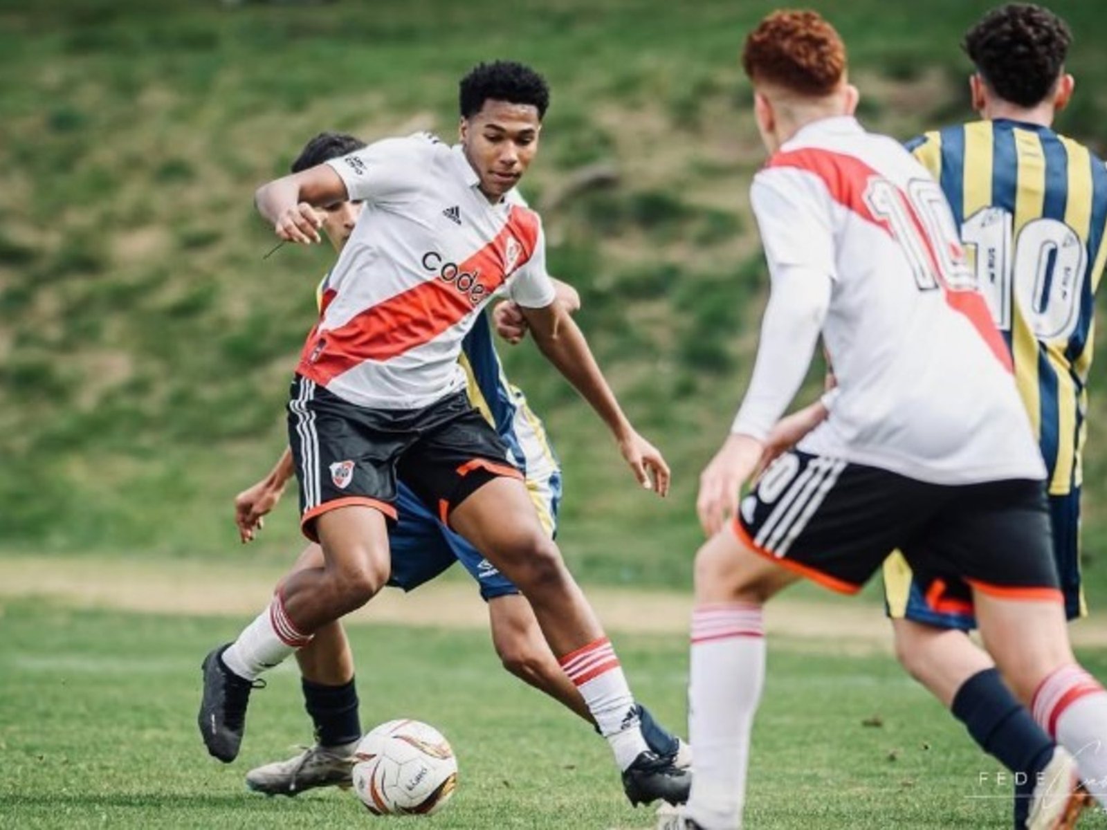 ¿Quién es Jonathan Spiff? El goleador nigeriano que fue convocado por Coudet y podría debutar en River vs Bragantino