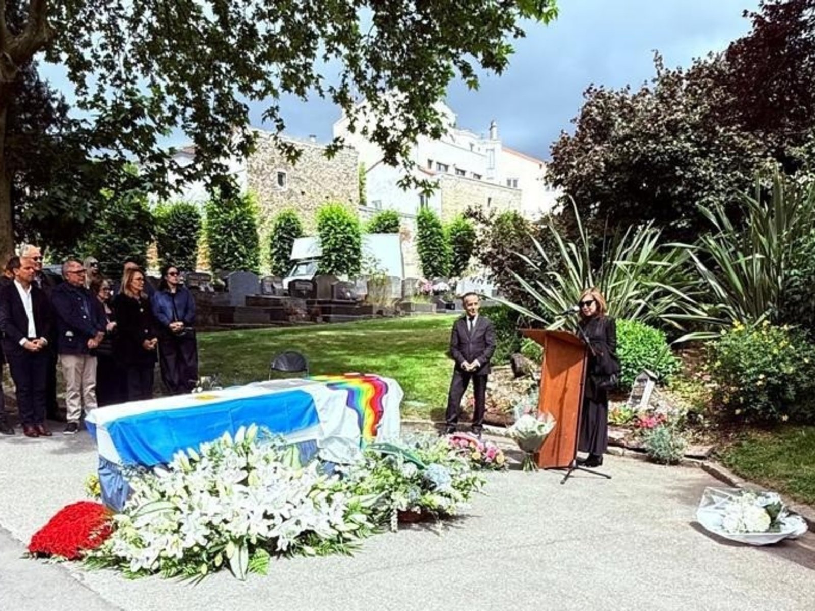 Abrazado por una bandera argentina, Julio Le Parc fue sepultado en Francia este viernes