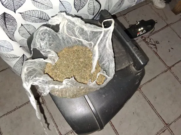 Allanaron cinco casas por un caso de amenazas: secuestraron armas, balas y marihuana