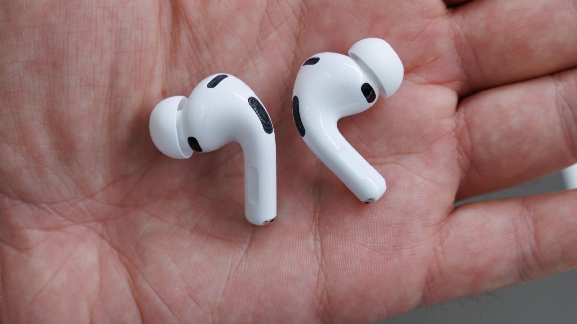 Apple lanzará AirPods con cámara y un iPhone plegable en 2027