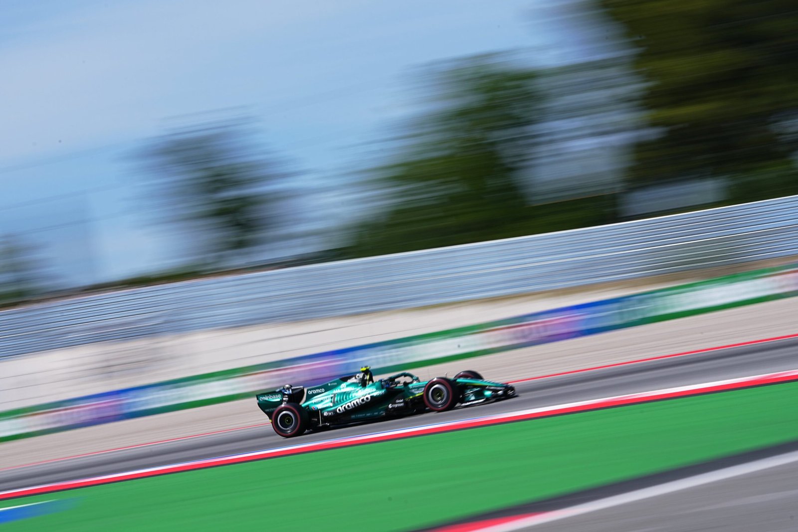 Aston Martin ya no tiene dónde esconderse: Fernando Alonso se clasifica en último lugar en el GP de España