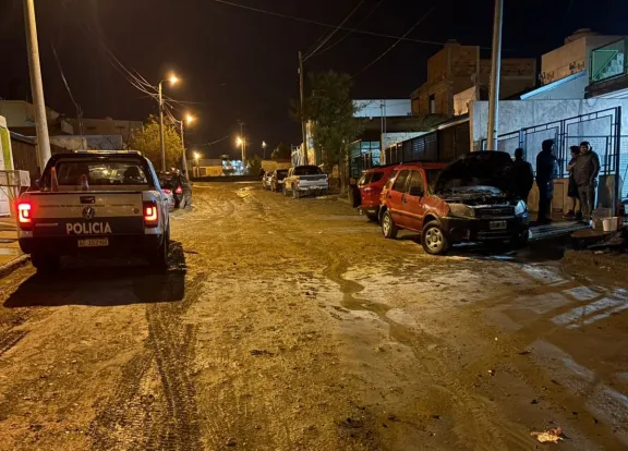 Atentado en el Moure: Prendió fuego una camioneta con un bidón de nafta y quedó filmado