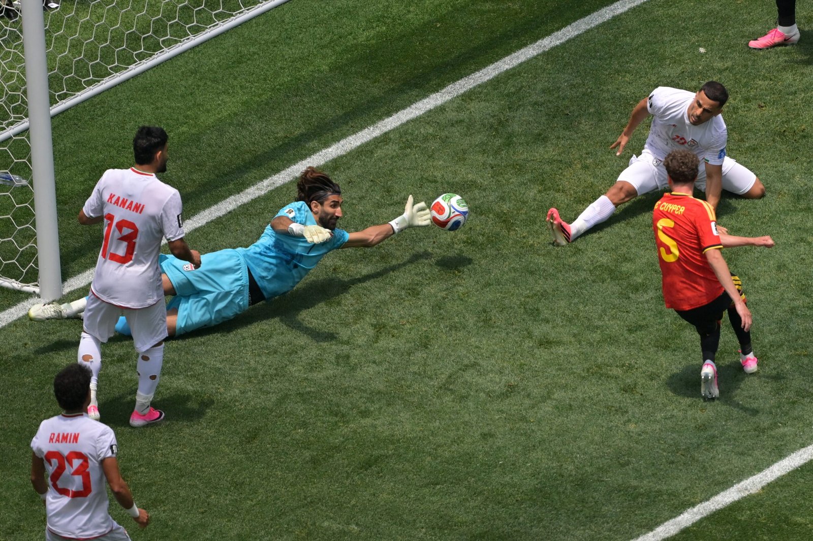 Beiranvand y Courtois, triunfan los porteros en el empate entre Irán y Bélgica