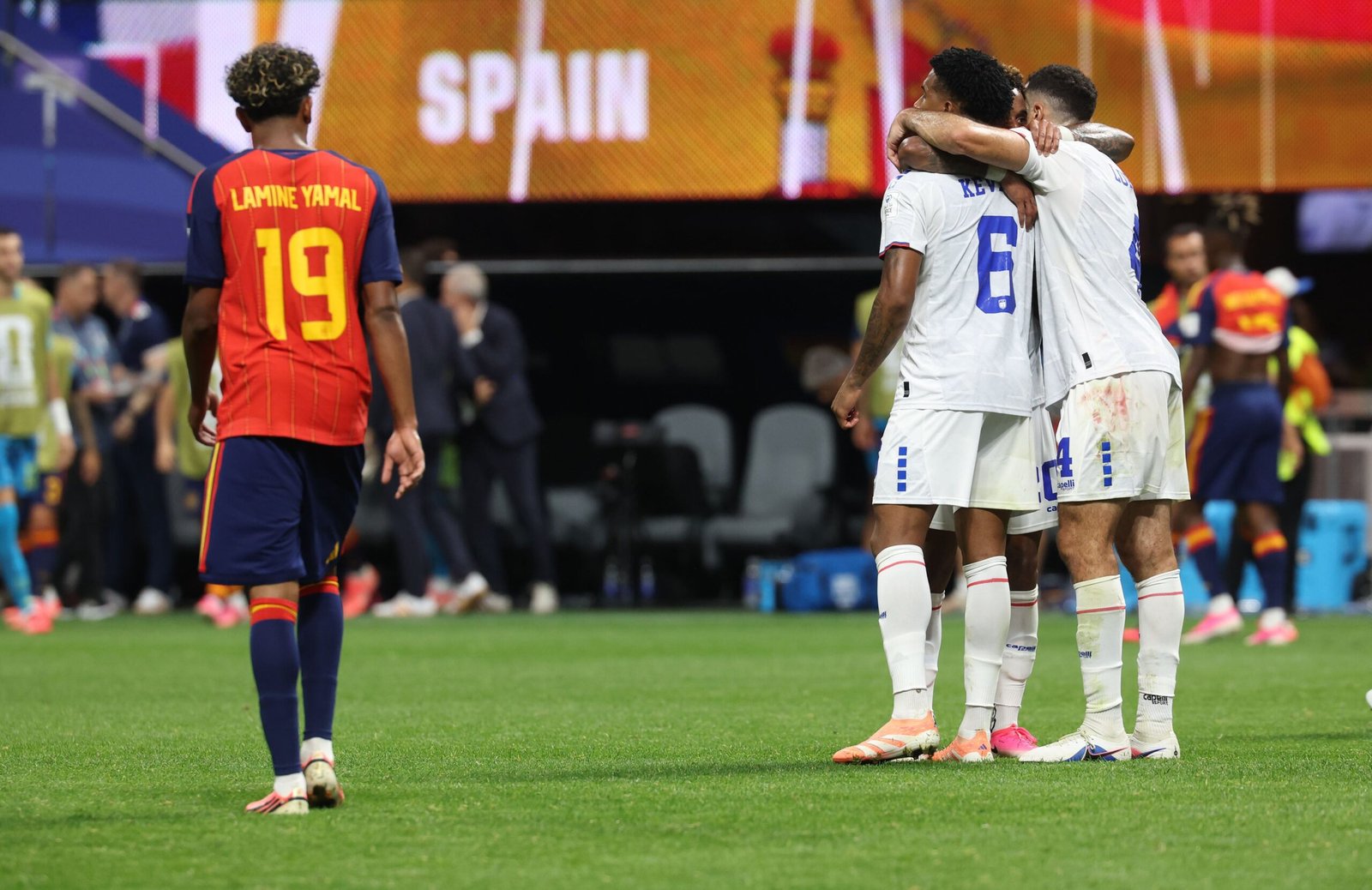 Lamine Yamal se retira a vestuarios mientras los jugadores de Cabo Verde festejan el 0-0.