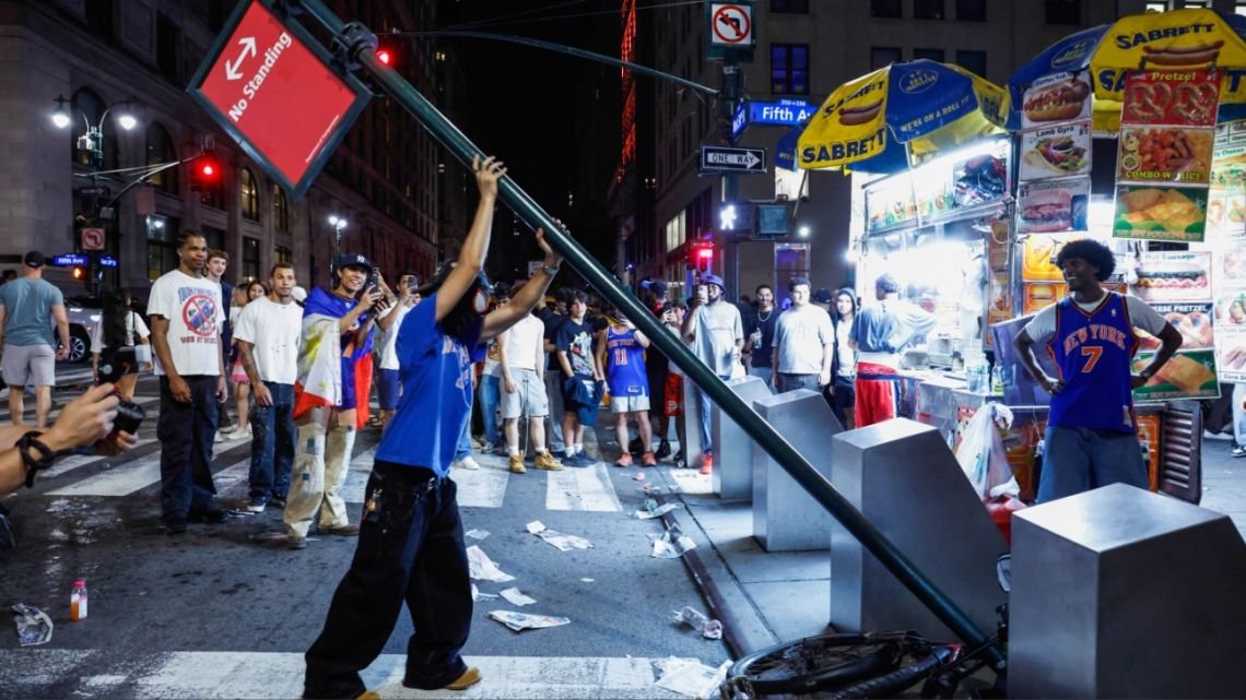 Caos en Nueva York: incidentes, destrozos y detenidos empañaron los festejos por el título de los Knicks