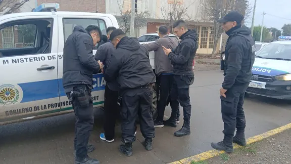 Cayeron dos conocidos ladrones: Le robaron a un empleado bancario de Lago Puelo mientras andaba de paso por Trelew