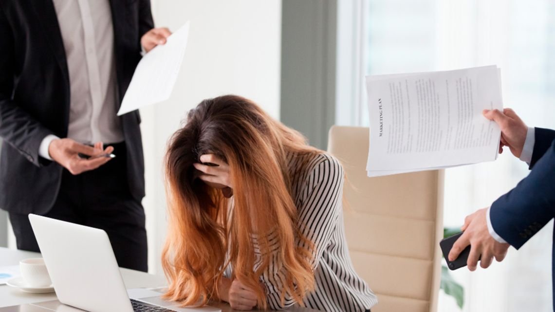 Cuáles son los riesgos psicosociales más frecuentes de sufrir en el trabajo