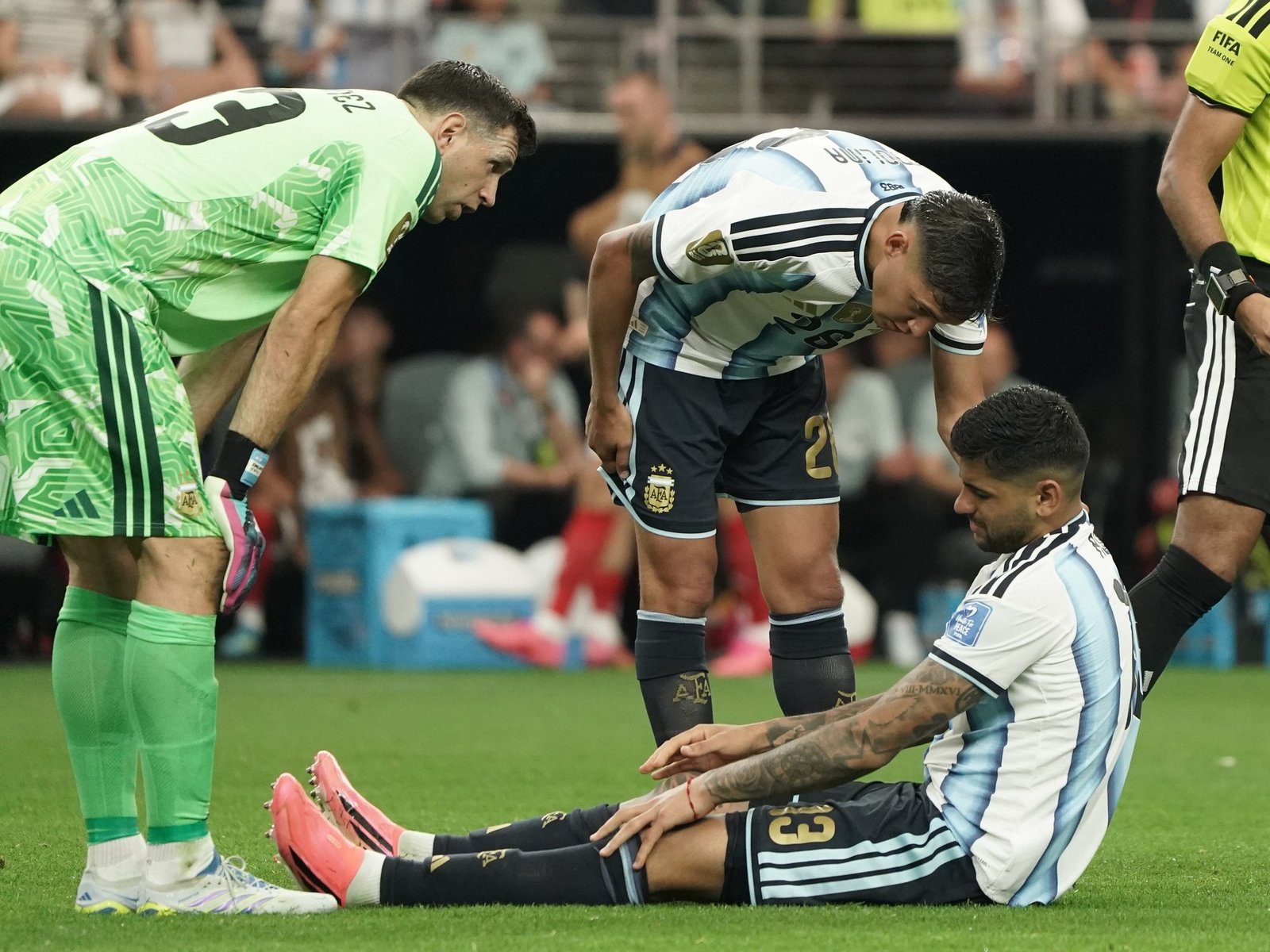 Cuti Romero salió lesionado frente a Austria y se encendieron las alarmas en la Selección Argentina