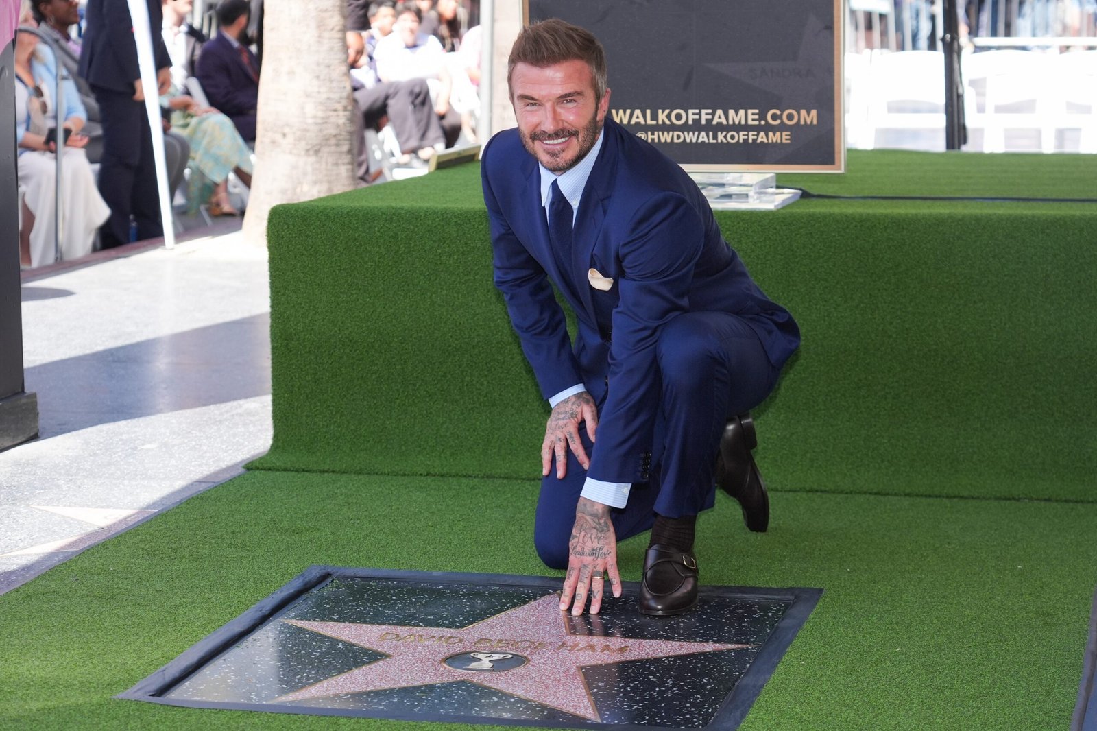 David Beckham recibe la primera estrella a un jugador de fútbol en el Paseo de la Fama: “Jamás habría imaginado que un futbolista inglés de clase trabajadora alcanzaría un honor así”