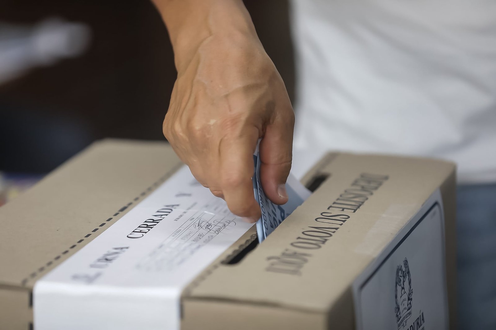 Una persona deposita su voto en una urna, en Bogotá, el 31 de mayo.