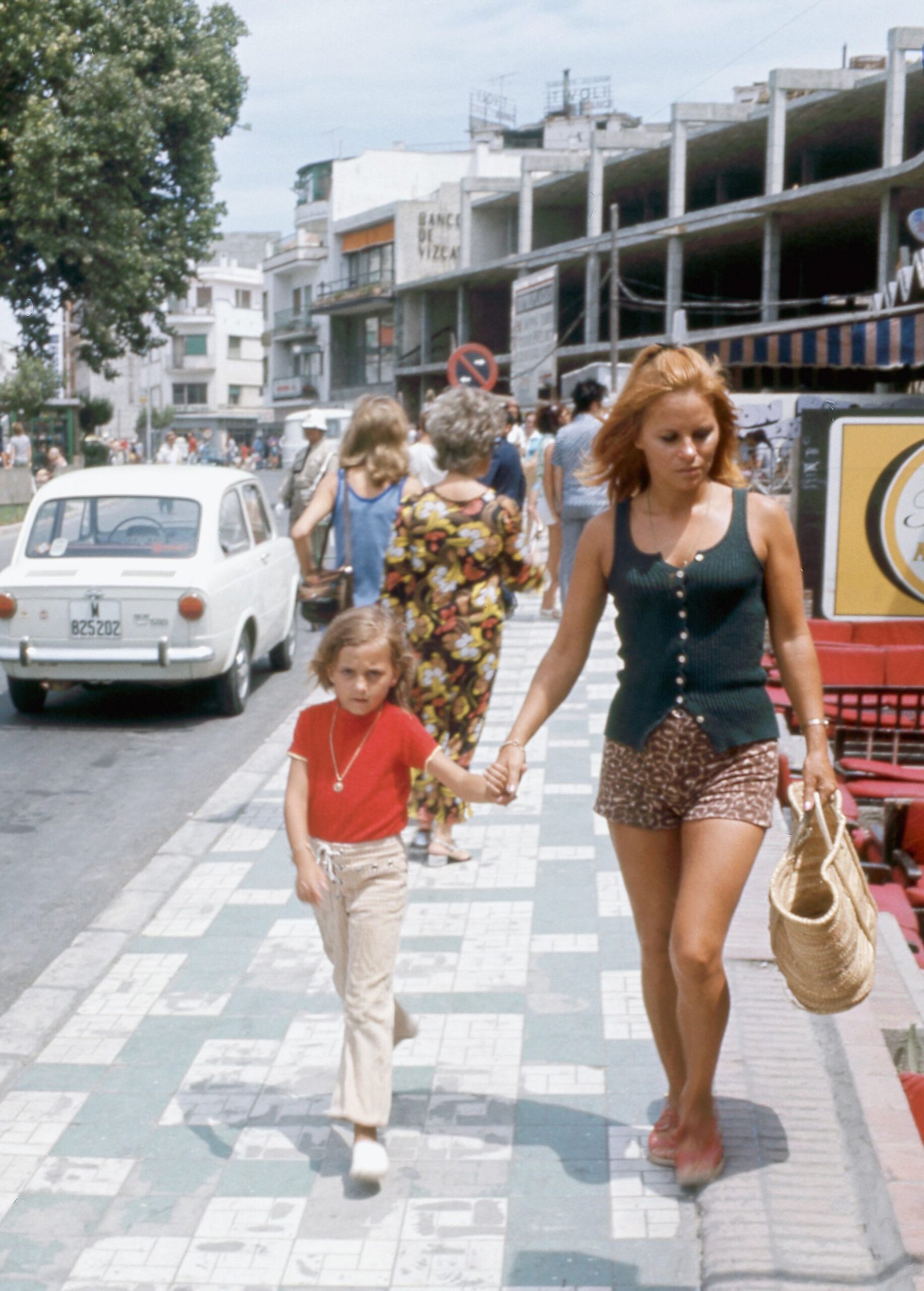 De los primeros bikinis a “vendemos Viagra”: 26 estampas del turismo español de los últimos 70 años