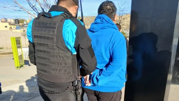 Descubren a un empleado retirando productos sin pagar de un supermercado